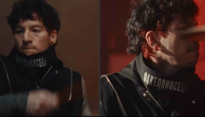 Барабанщик гурту wenty One Pilots у жилеті з написом українською мовою