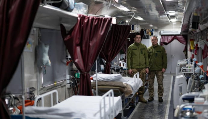 Укрзалізниця показала унікальні медичні вагони