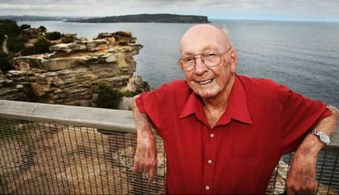 Это Дон Ричи. Он жил рядом с The Gap, местом в Сиднее, Австралия, известным многочисленными попытками самоубийства. Каждый раз, когда он видел кого-то в беде, он заходил и приглашал их домой на чай. К тому времени, когда он умер в 2012 году, он спас более