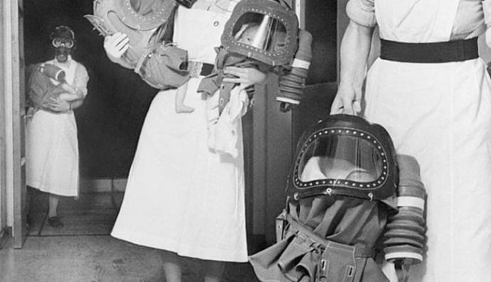 Немовлята в протигазах під час Другої світової війни