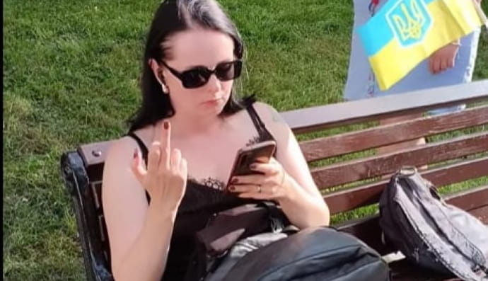 женщина демонстрирует средний палец