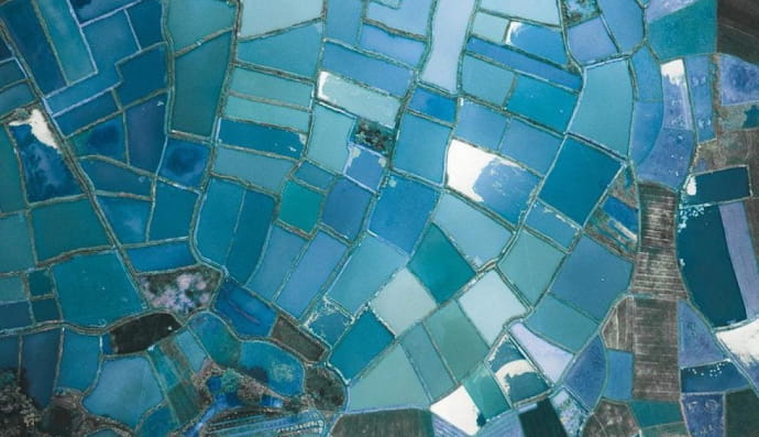 Эти китайские рисовые поля выглядят как витражи.