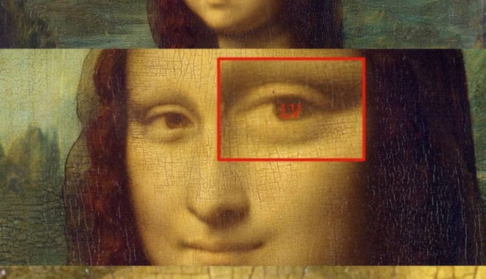 Леонардо нарисовал свою подпись в глазу Моны Лизы? Буквы «LV» видны в правом глазу, вероятно, означают «Леонардо да Винчи». Левый глаз также имеет символы, но их не так легко узнать.