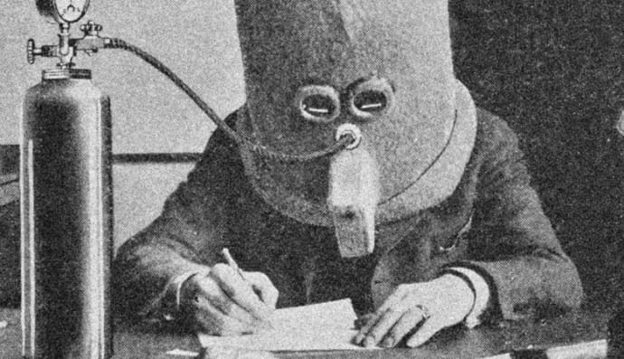 Шолом проти відволікання, 1925 рік. "Ізолятор", створений письменником-фантастом Х'юго Гернсбеком, був дерев'яним шоломом, розробленим для блокування 95% навколишнього шуму.