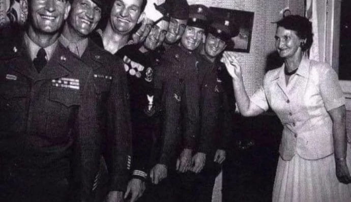 Мать и ее 8 сыновей, которые все служили и вернулись домой