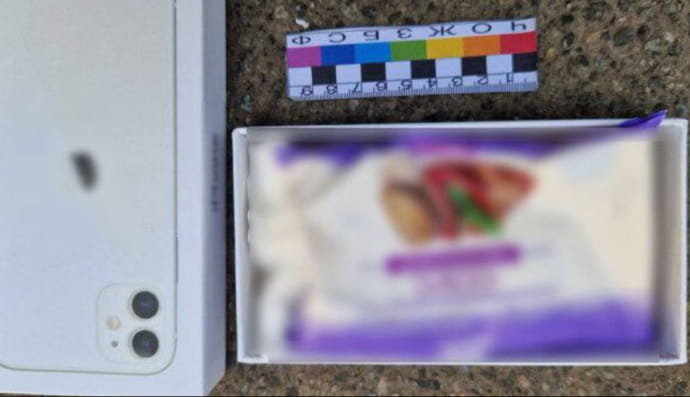 Майонез в коробці з-під телефону