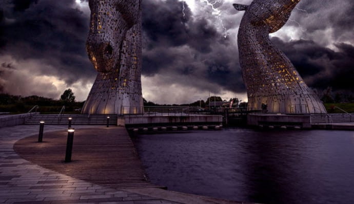  Келпі під час грози. Розташована між Фолкерком і Ґренджмутом, Шотландія, ця пара 30-метрових сталевих конячих голів уособлює келпі, духів, що змінюють форму з шотландського та ірландського фольклору, які, як вважають, мешкають в озерах.