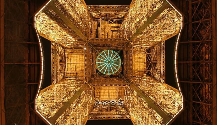 Ейфелева вежа знизу