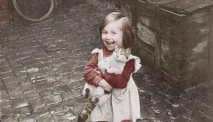 Французька дівчина з котом в Парижі, 1959 рік