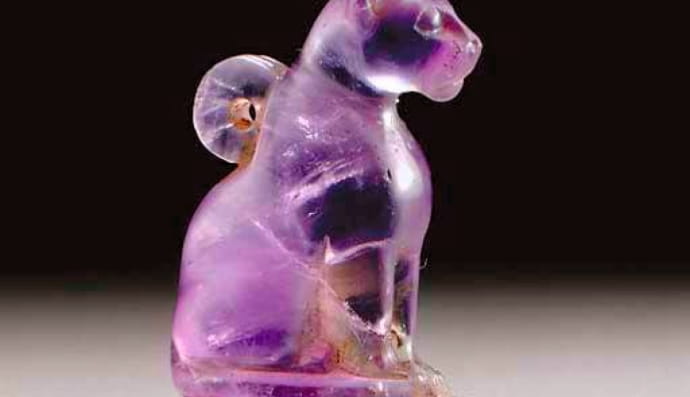 Давньоєгипетський аметистовий кулон у формі кота, приблизно 664-30 роки до нашої ери.