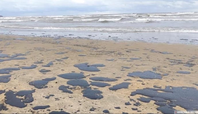 Мазут з затонулих російських танкерів