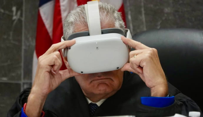 Суддя в окулярах віртуальної реальності 