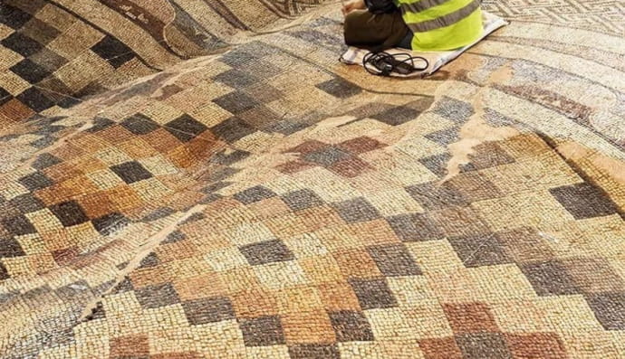 Ця римська мозаїка, знайдена в Антак’ї, Туреччина, яку назвали «літаючим килимом», була настільки майстерно виготовлена, що зберегла свій складний дизайн, попри хвилеподібні спотворення, спричинені землетрусами.