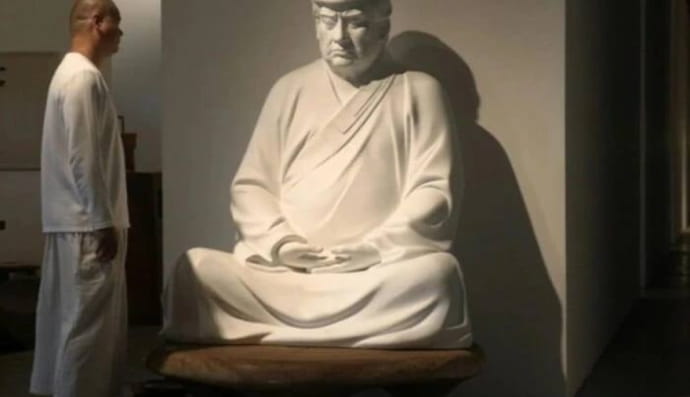 Фигура Дональда Трампа в виде Будды