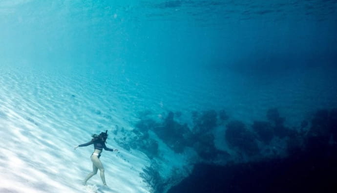 Водолаз, идущий в пропасть
