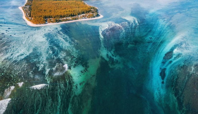 Маврикий – дом для невероятной воздушной иллюзии подводного «водопада». Поток песка и ила на морском дне создает завораживающий вид огромного закрученного вихря, тянущего остров вниз.
