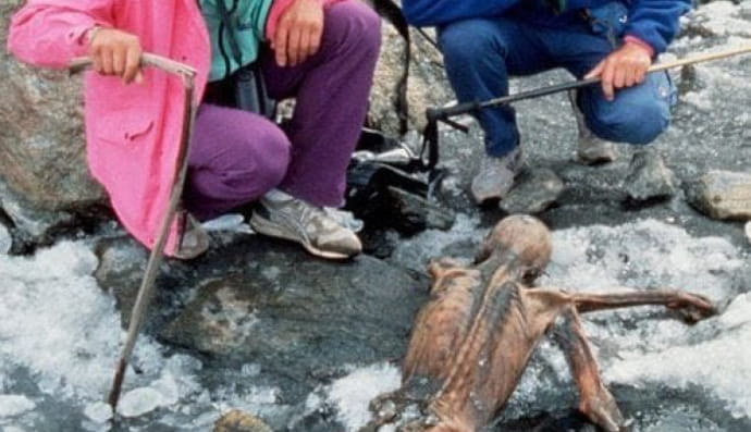 Первое фото Эци, когда он вырывается из тающего льда. В 1991 году во время похода в долину Эцталь в Альпах немецкие туристы обнаружили мумию, ставшую известной как Эци. Он пролежал во льду более 5300 лет, прежде чем его обнаружили.