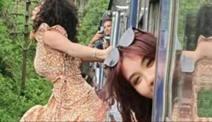 Туристка зробила "небезпечне" фото в потягу