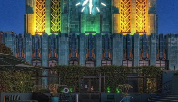 Здание Восточной Колумбии, Лос-Анджелес. Здание, спроектированное Клодом Билманом, считается самым большим примером архитектуры ар-деко в Лос-Анджелесе. Это также одно из наиболее фотографированных сооружений в городе и всемирно известный памятник ар-деко