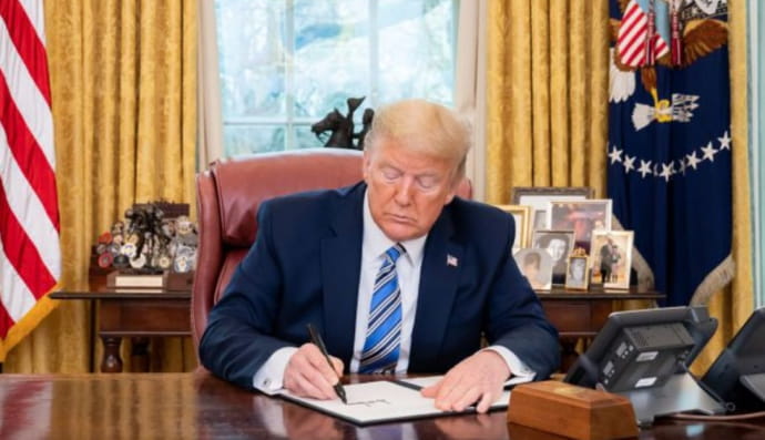 Трамп подписывает указы