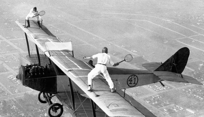 Это реальная фотография двух людей, Глэдис Рой и Ивана Ангера, играющих в теннис на борту летящего на высоте 3000 футов самолета в ноябре 1925 года.