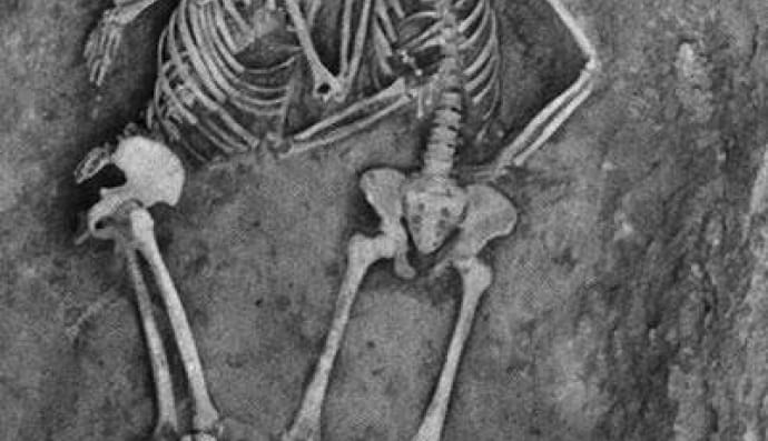 «Закохані Хасанлу», які померли близько 800 року до нашої ери, були виявлені в 1973 році. Їхні останки були знайдені в тісних обіймах або поцілунках, які вони зберігали протягом майже 2800 років.