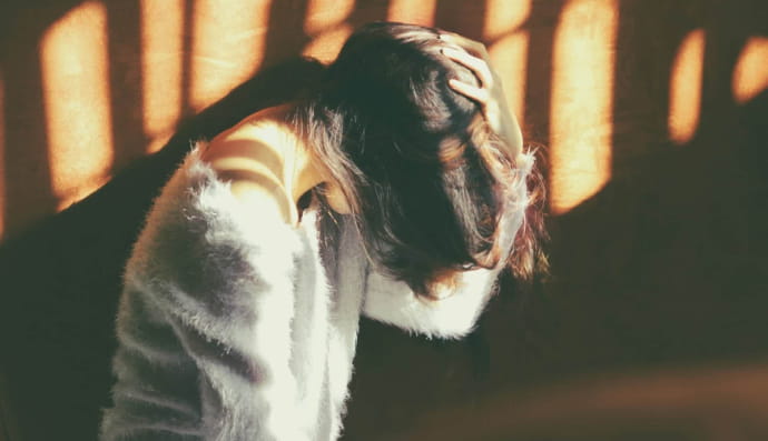 Жінка тримається за голову