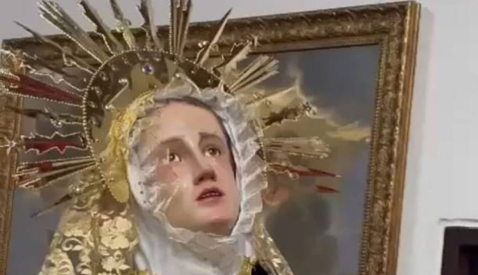 В Колумбии "заплакала" статуя Девы Марии 