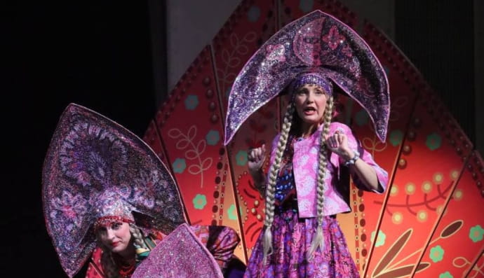 У Маріупольському драмтеатрі росіяни влаштували виставу в кокошниках