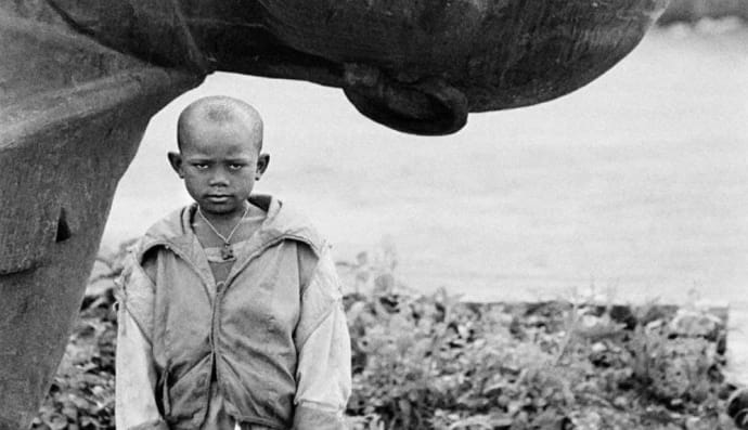 Хлопчик стоїть перед поваленою статуєю Леніна, Ефіопія, 1991 рік