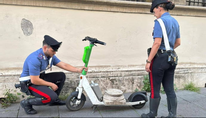 Турист викрав частину античної колони 