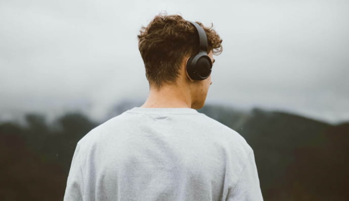 Чоловік у навушниках