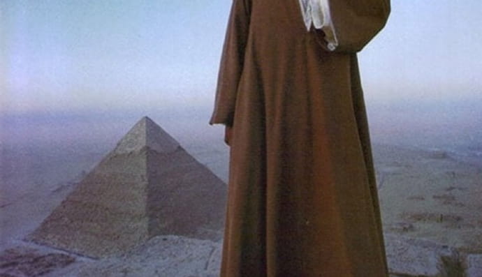 Єгипетський чоловік курить на вершині піраміди Гізи, Єгипет, 1981 рік