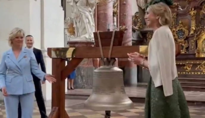 Нідерланди передали Чехії дзвін, відлитий із російської зброї