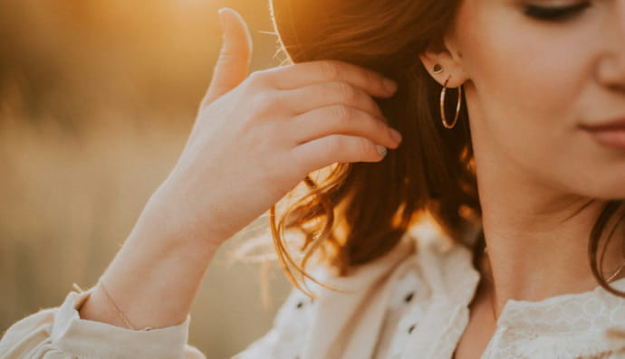 Женщина с серьгами