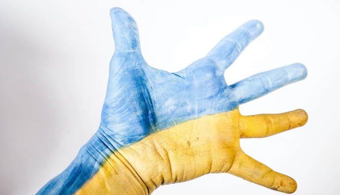 Рука, розмальована у кольорах українського прапора