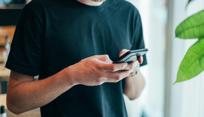 Чоловік тримає смартфон 