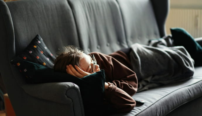 Девушка лежит на диване