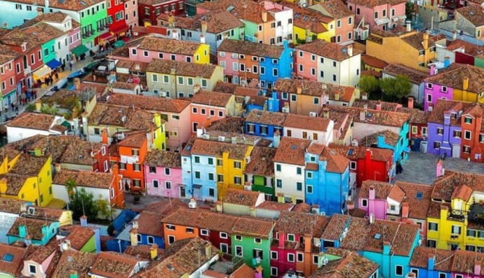 Бурано. Яскраві кольори будинків на цьому острові були навмисно обрані з практичною метою: допомогти рибалкам орієнтуватися в густому тумані, зробивши їхні будинки добре помітними та легко впізнаваними.