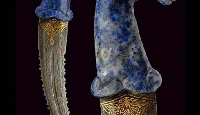 Перський кинджал Ханджар 19-го століття з характерною рукояткою у формі коня, майстерно вирізьбленою з лазуриту.