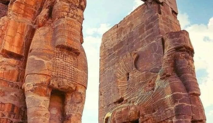 Ворота всіх народів, Іран. Його було збудовано за правління ахеменідського царя Ксеркса I (486–465 до н. е.), який змінив Дарія I Великого, засновника Персеполіса. Назва пам'ятника походить від напису, вигравіруваного на воротах.