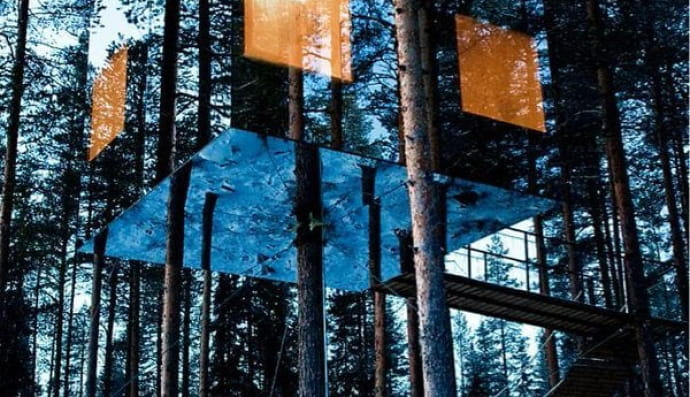 Дзеркальний куб, Швеція. Крихітний дзеркальний будиночок на дереві, який ідеально відображає навколишній ліс, майже зникаючи з його оточенням.