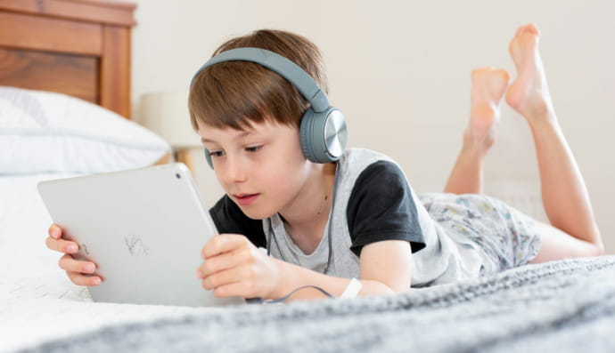 Ребенок играет на планшете
