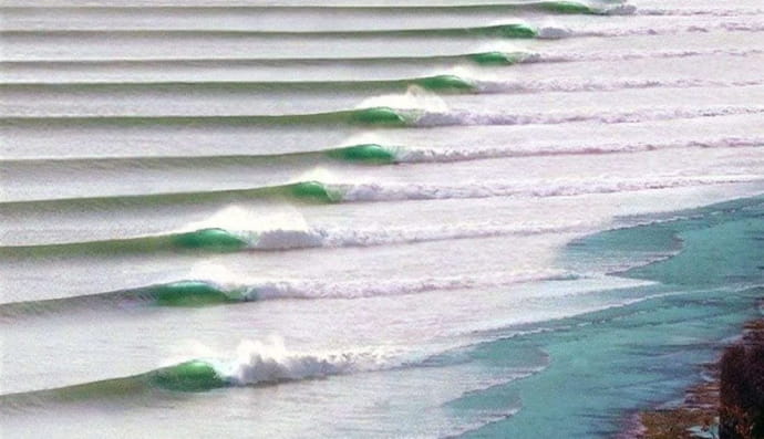 Это не искусственный интеллект, это волны Чикама, известные как самые длинные и безупречные в мире, образующиеся вблизи пляжа вдоль побережья Перу.
