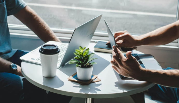 Люди сидять за столом