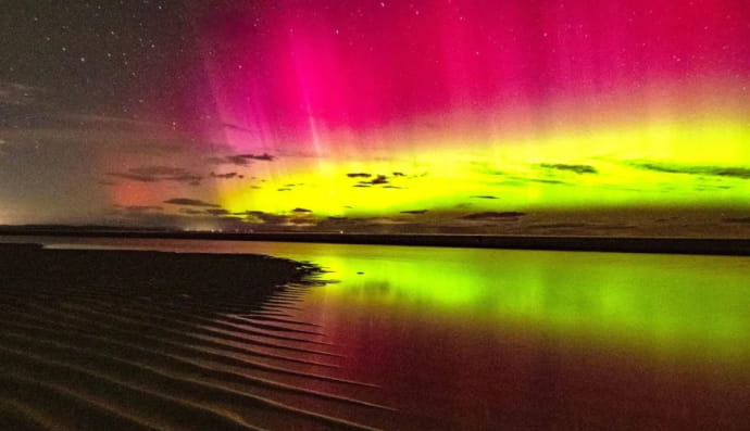 Северное сияние с пляжа Финдхорна в Шотландии