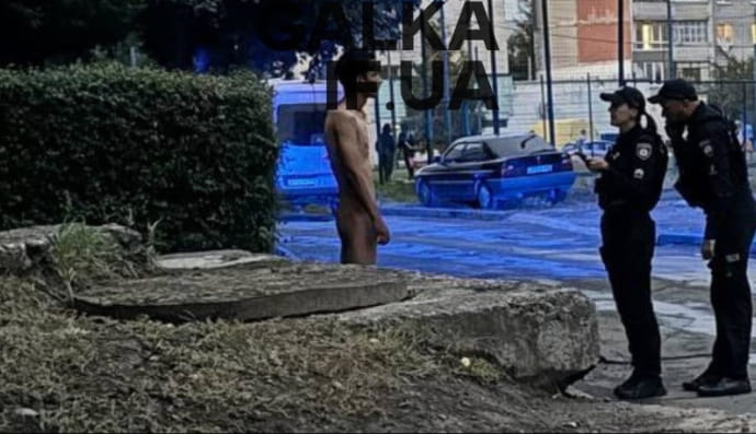 Голый мужчина