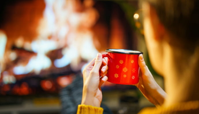 Женщина, держащая чашку