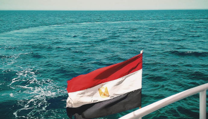 Флаг Египта на фоне моря