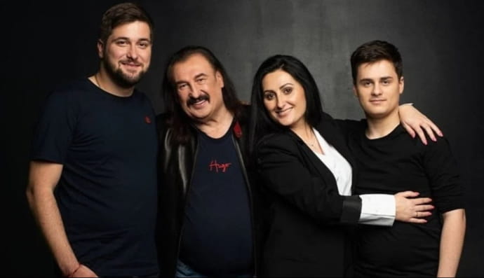 Степан Гіга з дітьми й онуком 